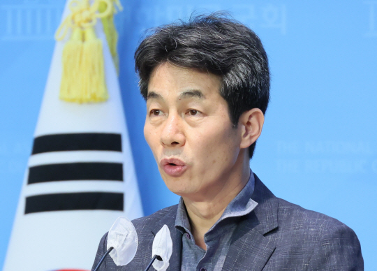 윤건영 더불어민주당 의원이 6일 국회 소통관에서 박민식 국가보훈부 장관의 문재인 전 대통령 부친 발언과 관련해 법적 조치 계획을 브리핑하고 있다. 연합뉴스