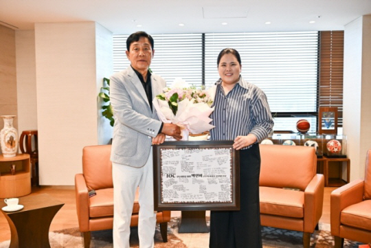 김정태 한국여자프로골프협회(KLPGA) 회장이 최근 서울시 강남구 역삼동 하나금융그룹 강남 사옥에서 IOC 선수위원에 도전하는 박인비와 만나 격려하고 있다. KLPGA 제공