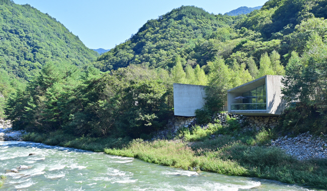 내린천 물길을 끼고 있는 소개인동의 별장 ‘클루시브’. 자연을 해치지 말자는 건축주의 주문에 맞춰 지은 별장이다.