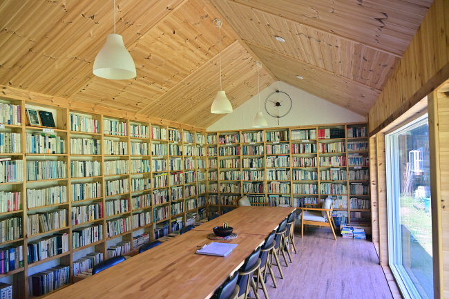 첩첩산중의 가파른 비포장길 끝에 있는 작은 도서관 맹현산방. 한쪽 벽은 자연이 가득 담기는 통창으로, 나머지 삼면의 벽은 모두 책으로 빼곡하게 채웠다. 도서관 문은 언제든 열려있다.