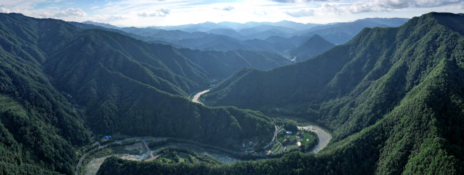 마주 보고 있는 방태산과 맹현산을 비롯해 첩첩한 고산 준봉 사이로 내린천 물길이 사행하고 있다. 물길 오른쪽 온통 짙은 숲길을 따라 ‘둔가리약수길 3코스’가 이어진다. 하나의 길 위에 온갖 다채로운 풍경이 파노라마처럼 펼쳐지는 매력적인 길이다.