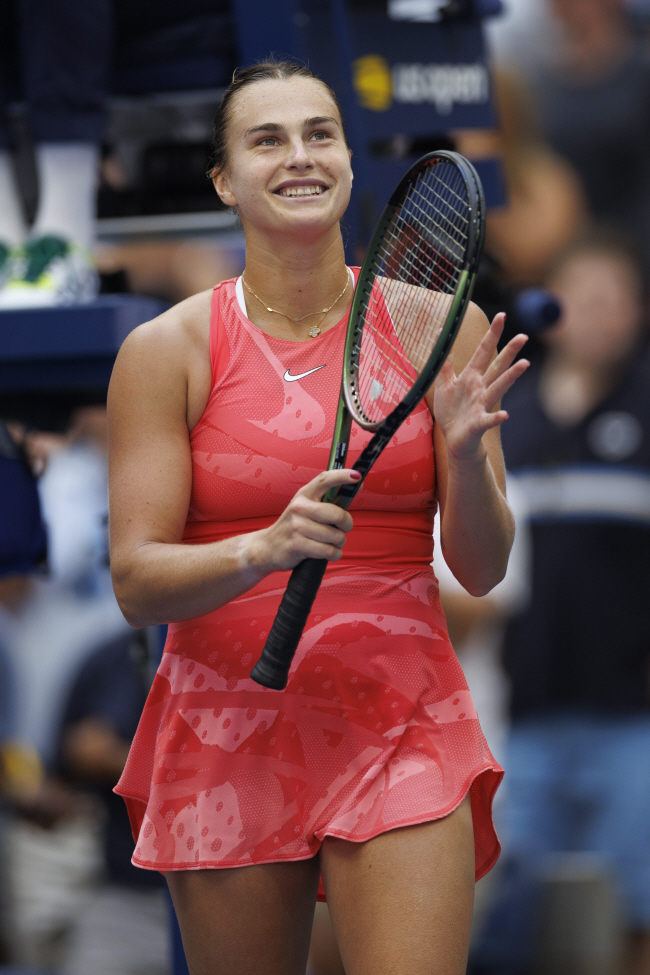 벨라루스의 아리나 사발렌카가 7일 오전(한국시간) 미국 뉴욕의 빌리진킹 내셔널 테니스센터에서 열린 US오픈 여자단식 8강전에서 승리한 뒤 미소를 짓고 있다.    EPA 연합뉴스