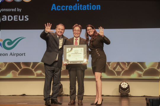 이학재(가운데) 인천국제공항공사 사장이 국제공항협의회(ACI)로부터 인증패를 수여받은 후 ACI 루이스 펠리페(Luis Felipe de Oliveira·왼쪽) 사무총장 등과 기념 촬영 하는 모습. 인천국제공항공사 제공