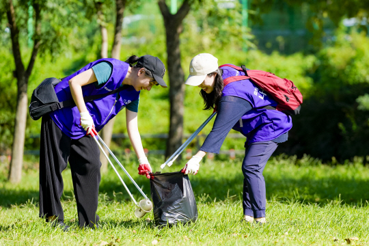 효성 임직원들이 지난 6일 ‘자원 순환의 날’을 맞아 반포한강공원에서 환경 보전 활동에 참여했다. 효성 제공
