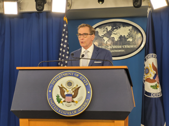 존 커비 미국 백악관 국가안보회의(NSC) 전략소통조정관이 6일 워싱턴DC에 있는 국무부 외신센터에서 브리핑을 하고 있다. 연합뉴스