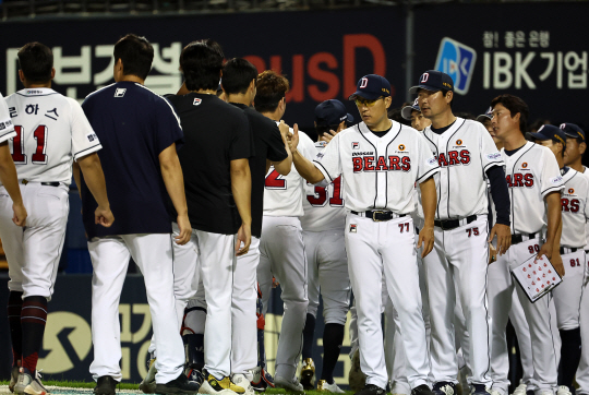 7일 오후 잠실야구장에서 열린 2023 KBO리그 KIA 타이거즈 대 두산 베어스 경기. 0 대 3으로 승리한 두산 선수들이 이승엽 감독과 주먹을 부딪히고 있다. 연합뉴스