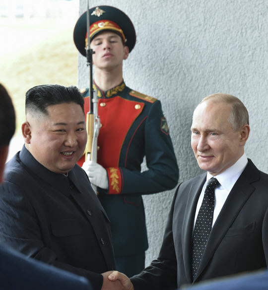 김정은 북한 국무위원장이 지난 2019년 4월 러시아 블라디보스토크 극동연방대학에서 블라디미르 푸틴 러시아 대통령과 정상회담을 앞두고 악수를 하고 있다. AP 뉴시스