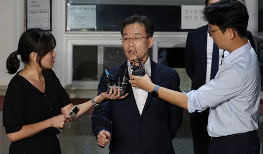 화천대유자산관리 대주주 김만배 씨가 7일 오전 구속기간 만료로 석방돼 서울구치소에서 나와 취재진 질문에 답하고 있다. 앞서 검찰은 김씨의 구속기한이 임박하자 횡령, 이해충돌방지법 위반 등 혐의로 구속영장을 추가 발부해달라고 재판부에 요청했으나 법원이 이를 받아들이지 않았다. 연합뉴스