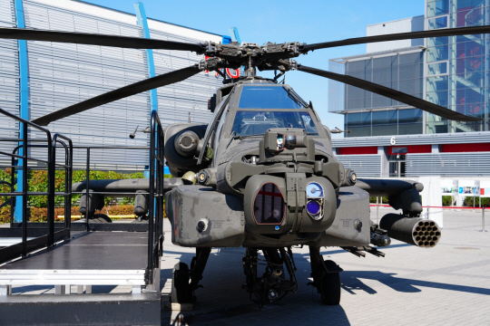 지난 6일(현지시각) 폴란드  MSPO 전시장 외부에 폴란드가 미국으로부터 96대를 구입하기로 한 최신형  AH-64E 아파치 헬기가 전시돼 있다. 폴란드는  러시아 군사 위협에 맞서 2021년부터 2035년까지 총 1330억달러(173조원)를 투입, 나토(북대서양조약기구) 군사강국으로 거듭나고 있다. 한국방위산업진흥회