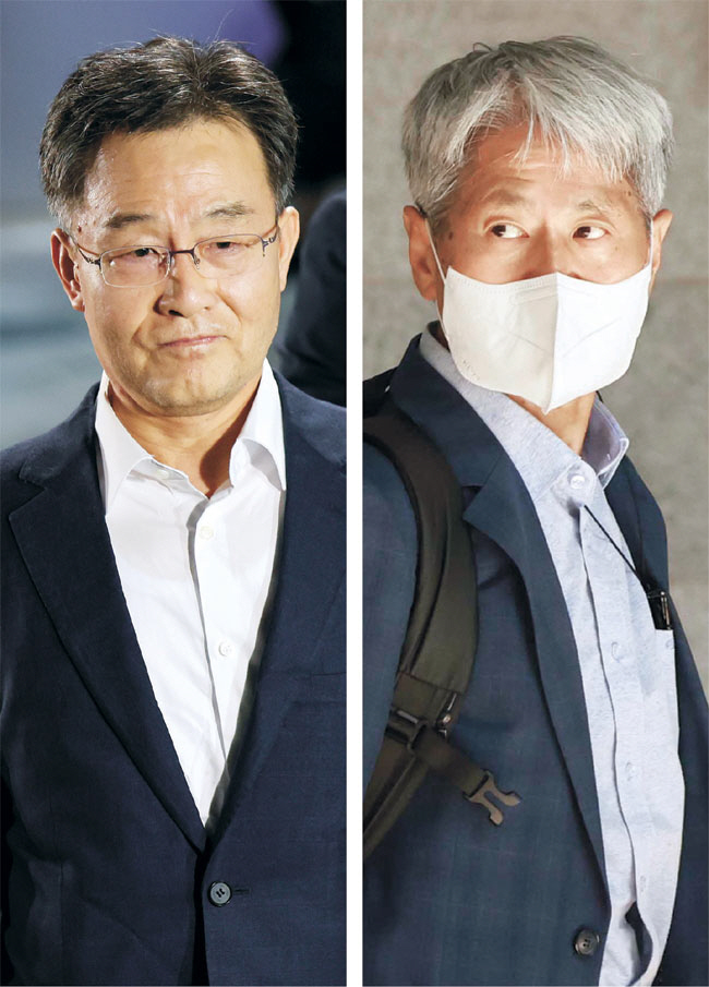 지난해 대선을 앞두고 윤석열 대통령 관련 ‘허위 인터뷰’ 보도를 기획했다는 의혹을 받고 있는 화천대유 대주주 김만배 씨가 7일 새벽 구속 기간 만료로 석방돼 경기 의왕시 서울구치소를 나서고 있다.(왼쪽 사진) 김 씨 인터뷰 내용을 보도한 신학림 전 전국언론노조위원장은 이날 서울 서초구 서울중앙지검에 피의자 조사를 받기 위해 출석했다.(오른쪽)  연합뉴스