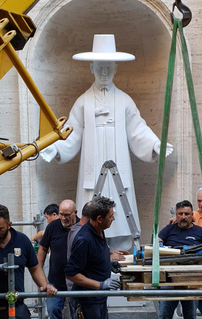 한국 첫 가톨릭 사제 성 김대건 안드레아의 성상이 지난 5일(현지시각) 바티칸 성 베드로 대성당 벽면에 설치되는 모습. 이 자리는 바티칸을 방문하는 세계 순례객들이 반드시 거쳐가는 곳이다. 한국천주교주교회의 제공