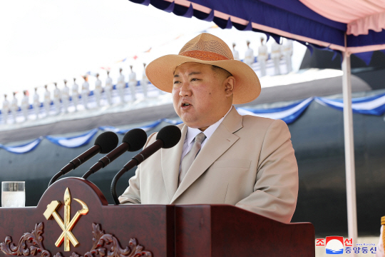 지난 6일 열린 전술핵공격잠수함 김군옥 영웅함 진수식에서 김정은 국무위원장이 연설하고 있다. 조선중앙통신 캡처. 연합뉴스