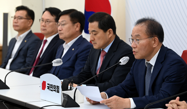윤재옥(오른쪽) 국민의힘 원내대표가 8일 오전 국회에서 열린 대선공작게이트진상조사단 발족 첫 회의에서 모두 발언을 하고 있다. 곽성호 기자