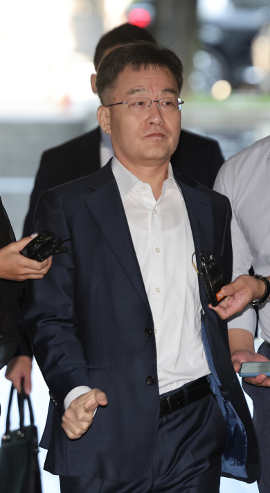 화천대유 대주주 김만배 씨가 8일 오전 서울 서초구 서울중앙지법에서 열린 이해충돌방지법 위반 혐의 관련 재판에 출석하고 있다. 연합뉴스