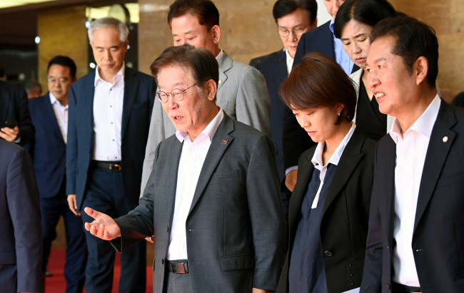 단식 9일째인 이재명(앞줄 왼쪽) 더불어민주당 대표가 8일 오전 국회 본청 대표실을 나와 천막에 마련된 최고위원회의장으로 이동하고 있다. 곽성호 기자