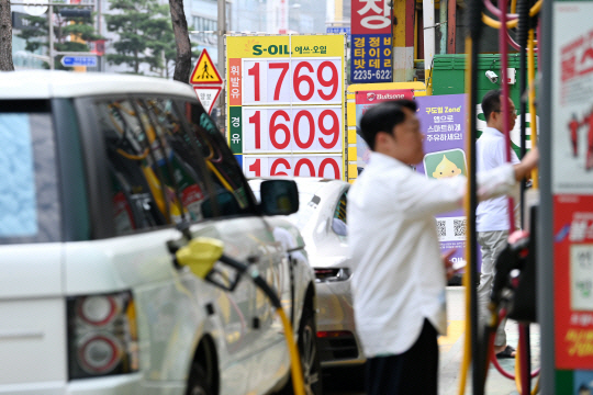 국내 주유소 휘발유·경유 판매 가격이 9주 연속 올랐다. 문호남 기자