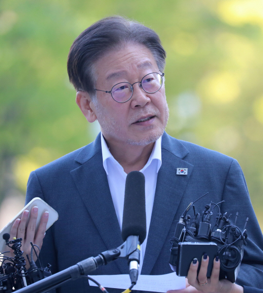 이재명 더불어민주당 대표가 9일 수원지방검찰청에 피의자 신분으로 조사받기 위해 출석하며 입장발표를 하고 있다. 사진 공동취재. 뉴시스