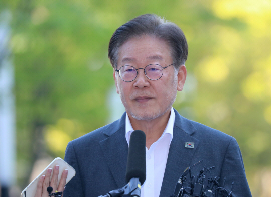‘쌍방울그룹 대북 송금’ 의혹과 관련해 이재명 더불어민주당 대표가 9일 경기도 수원시 영통구 수원지방검찰청에 피의자 신분으로 조사받기 위해 출석하며 입장발표를 하고 있다. 사진 공동취재. 뉴시스