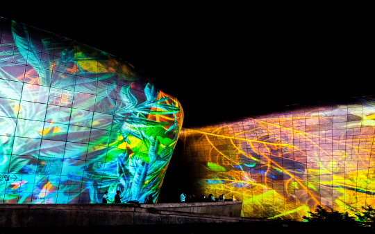 DDP에서 펼쳐지는 미구엘 슈발리에가  구현해 내는 초대형 222m 미디어파사드쇼.서울시청 제공