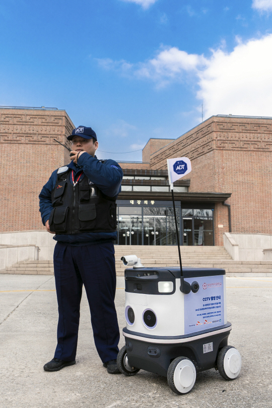 SK쉴더스 인공지능(AI) 순찰로봇. SK쉴더스 제공