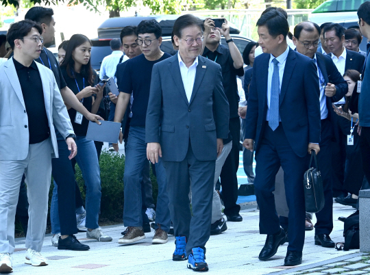 ‘쌍방울그룹 대북 송금’ 의혹과 관련해 이재명 더불어민주당 대표가 9일 경기도 수원시 영통구 수원지방검찰청에 피의자 신분으로 조사를 받기 위해 출석하고 있다. 뉴시스