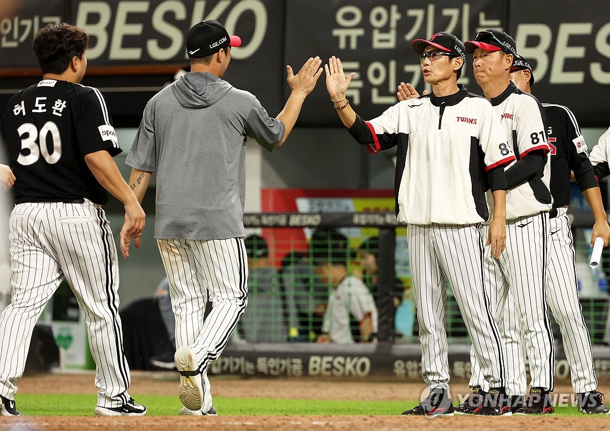 (광주=연합뉴스) LG 염경엽 감독이 8일 광주기아챔피언스필드에서 열린 KIA와의 경기에서 12-2로 승리한 선수들을 격려하고 있다. 2023.9.8