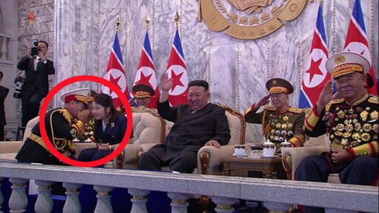 북한 조선중앙TV는 지난 8일 저녁 평양 김일성광장에서 열린 정권수립 75주년 민방위무력 열병식을 9일 녹화중계 했다. 박정천 당 군정지도부장이 한쪽 무릎을 꿇고 김정은 국무위원장의 딸 주애와 귓속말을 나누고 있다. 조선중앙TV 캡처 연합뉴스