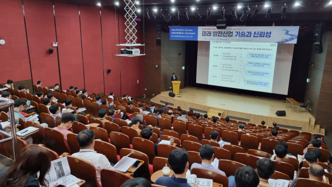 한국서부발전이 지난 7∼8일 경기 성남시 판교글로벌 연구·개발(R&D)센터에서 개최한 ‘산·학·연 합동 디지털 기술 세미나’에서 참석자들이 발전산업 디지털 전환 동향과 기술에 관한 강의를 듣고 있다.  한국서부발전 제공