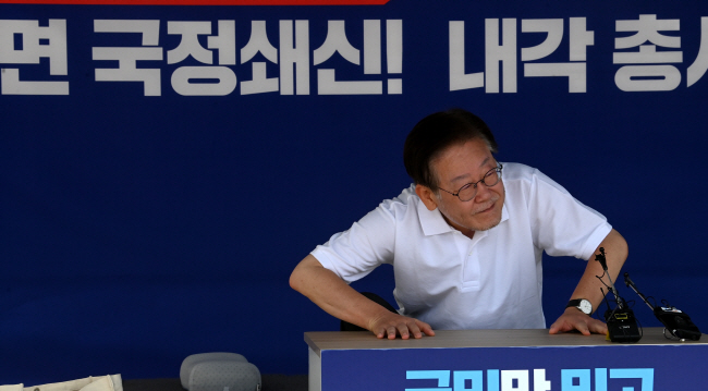 단식 12일째인 이재명 더불어민주당 대표가 컨디션 난조로 11일 오전 최고위원회의에 불참한 뒤 단식장에 나와 힘겹게 자리에 앉고 있다.   곽성호기자