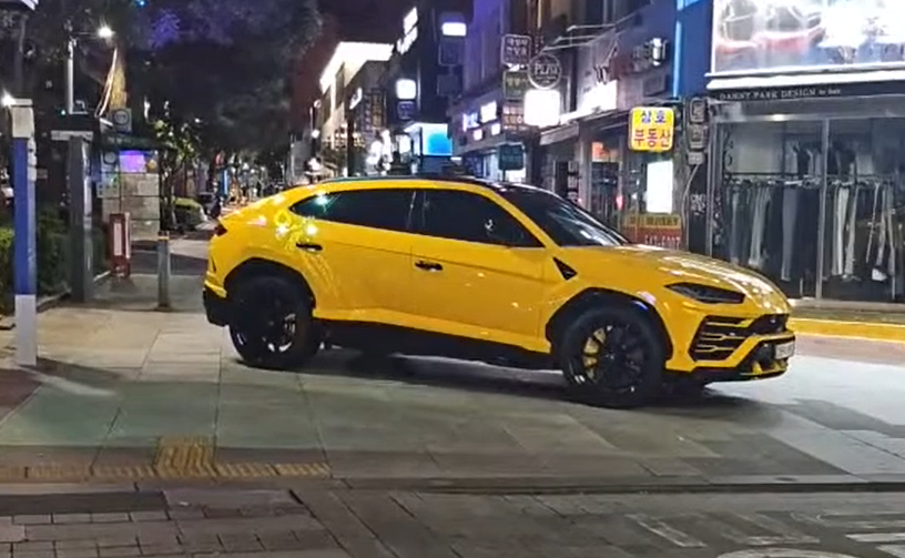 압구정로데오거리에 세워진 람보르기니 차량. 유튜브 채널 ‘카라큘라 탐정사무소’ 캡처