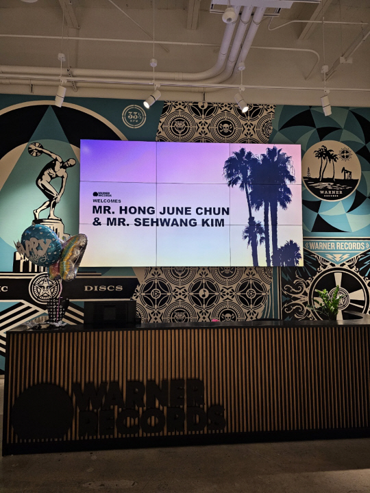 미국 워너뮤직 본사 방문 당시 로비 전광판을 장식한 환영 인사.