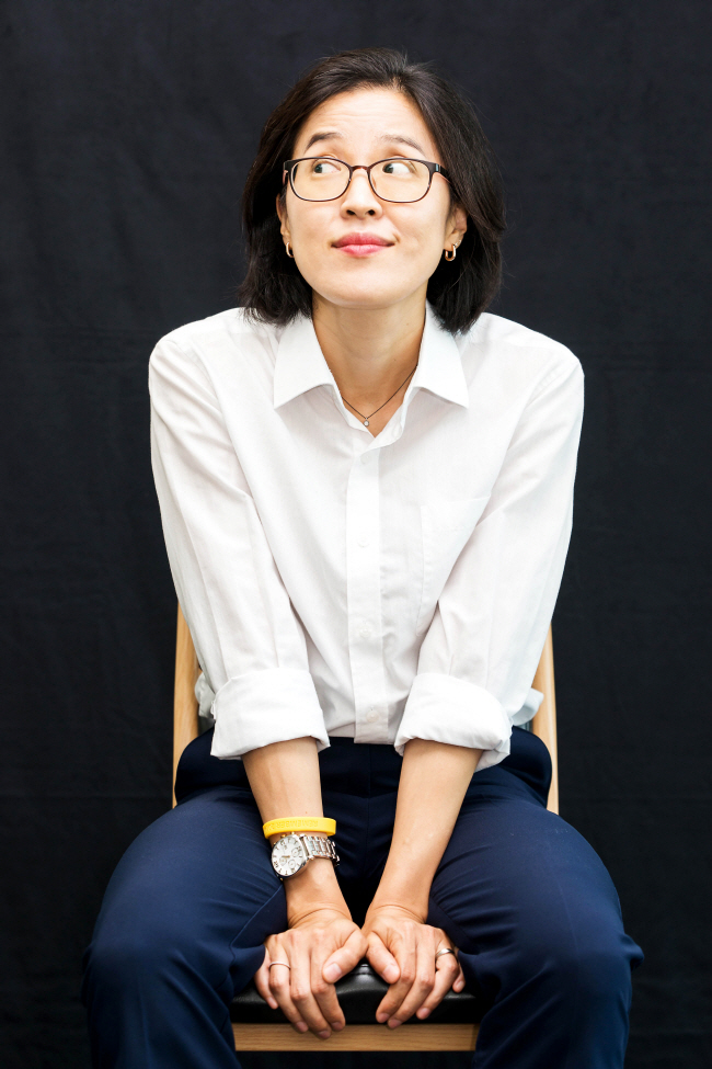 새 장편소설 ‘고통에 관하여’를 낸 소설가 정보라. HyeYoung 제공