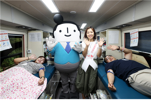 대우건설 임직원들이 헌혈을 하고 있다. 대우건설 제공