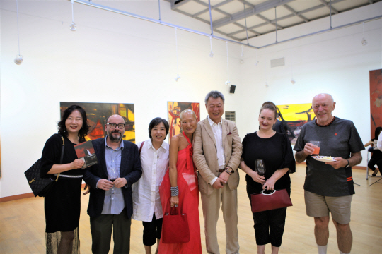 김선태 화백(오른쪽 3번째)과 동료 예술인들.