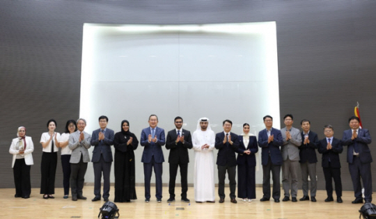 지난 12일 서울 서대문구 명지대 국제회의장에서 ‘한국-아랍에미리트(UAE) 학술·문화 페스티벌’ 이 열린 가운데 참석자들이 기념 촬영을 하고 있다. 명지대 제공