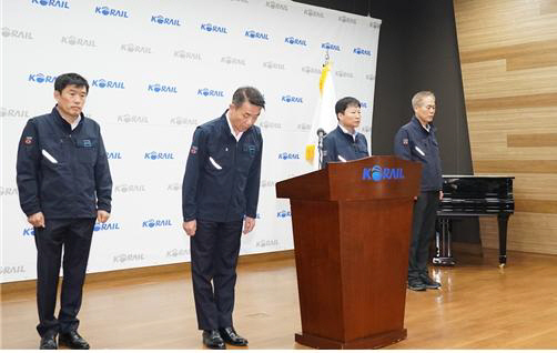 한문희 한국철도공사(코레일) 사장이 14일 오전 서울사옥에서 전국철도노동조합(철도노조)의 파업에 대한 대국민 사과문을 발표했다. 코레일 제공
