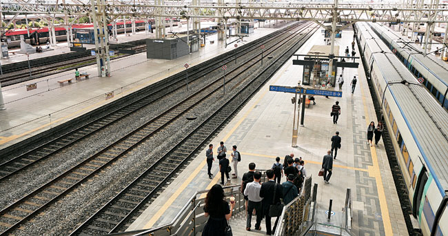 전국철도노동조합(철도노조) 총파업 첫날인 14일 오전 서울역이 평소보다 한산한 분위기를 보이고 있는 가운데 승강장에서 승객들이 열차를 기다리고 있다. 문호남 기자