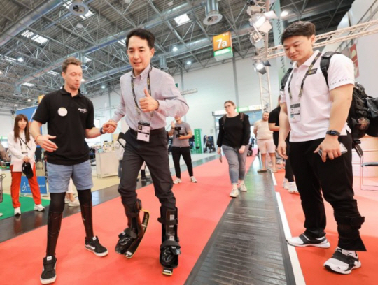 독일을 방문중인 박민식 국가보훈부 장관이 14일(현지시간) 뒤셀도르프 메쎄에서 열린 국제 재활 및 복지 산업 박람회에 참석해 장애인 보조장치를 체험 해보고 있다. 국가보훈부 제공