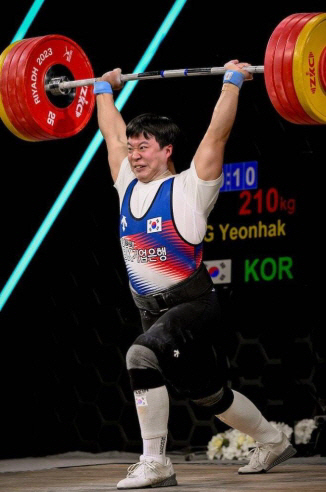 장연학(아산시청)이 14일(한국시간) 사우디아라비아의 리야드에서 열린 세계역도선수권대회 남자 102㎏급에서 힘차게 바벨을 들고 있다. IWF 캡처