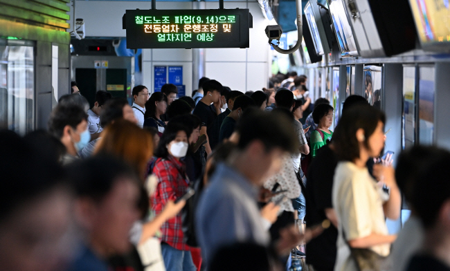전국철도노동조합(철도노조) 총파업 이틀째인 15일 오전 서울 구로구 신도림역 1호선 승강장에 ‘철도노조 파업으로 전동열차 운행 조정 및 열차 지연 예상’이라 적힌 안내문이 나오고 있다.   백동현 기자