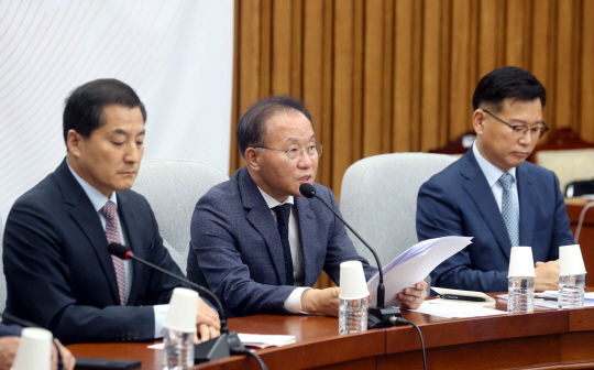 윤재옥(가운데) 국민의힘 원내대표가 15일 오후 국회에서 열린 원내대책회의에서 발언하고 있다. 뉴시스