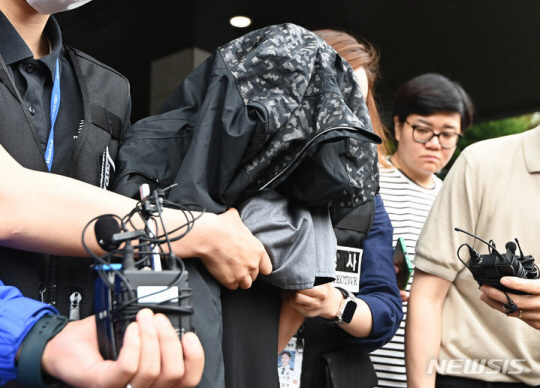 자신이 낳은 아이 2명을 살해한 뒤 시신을 수년간 냉장고에 보관해 온 혐의로 구속된 고모씨가 지난달 30일 수원남부경찰서에서 검찰로 송치되고 있다. 뉴시스