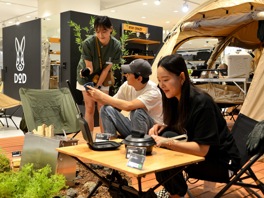롯데백화점 부산 본점 7층에서 캠핑하기 좋은 계절인 가을을 맞아 캠핑용품을 선보이고 있다. 연합뉴스