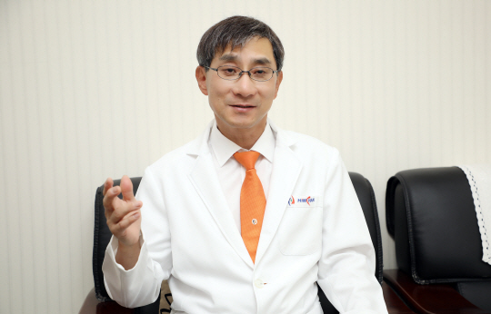힘찬병원 이수찬 대표원장이 골수줄기세포에 대해 설명하고 있다. 힘찬병원 제공