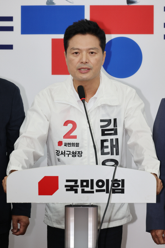 김태우 전 강서구청장이 17일 국회에서 열린 ‘국민의힘 서울 강서구청장 보궐선거 경선 결과 발표’에서 후보자로 확정된 후 소감을 말하고 있다. 연합뉴스