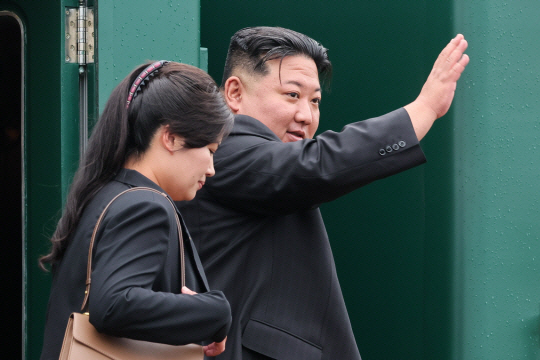 김정은 북한 국무위원장이 17일 러시아 블라디보스토크 인근 러시아 해공군 기지를 돌아본 뒤 떠나기 위해 전용기차에 오르며 손을 흔들고 있다. 타스 연합뉴스