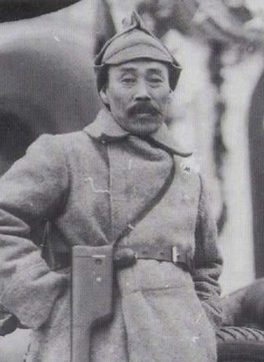 육사 흉상 이전 논란의 중심에 선 홍범도 장군. 소련군 복장에 레닌이 하사한 권총을 찬 이 사진을 토대로 카자흐스탄과 국방부, 육사에 흉상이 제작됐다.  국가보훈부 제공