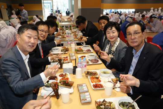 노동진(가장 오른쪽) 수협중앙회장은 18일 하림그룹사옥 구내식당에서 김홍국(가장 왼쪽) 하림그룹 회장과 함께 수산물 시식행사를 열고 우럭구이, 전복미역국 등 수산물 특식을 시식하고 있다. 수협중앙회 제공