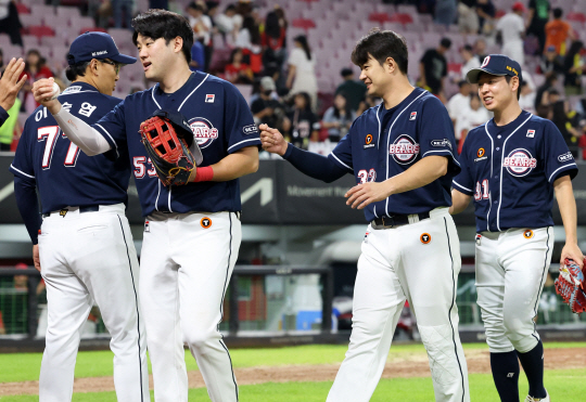 18일 광주기아챔피언스필드에서 열린 프로야구 두산 베어스와 KIA 타이거즈의 경기에서 승리하며 7연승을 달린 두산 이승엽 감독이 선수들과 하이파이브를 하고 있다. 연합뉴스