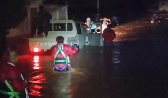 리비아 홍수 현장에서 구조작업을 하는 적신월사 구조대원들. 기사 내용과 관련 없음. AFP 연합뉴스 자료사진